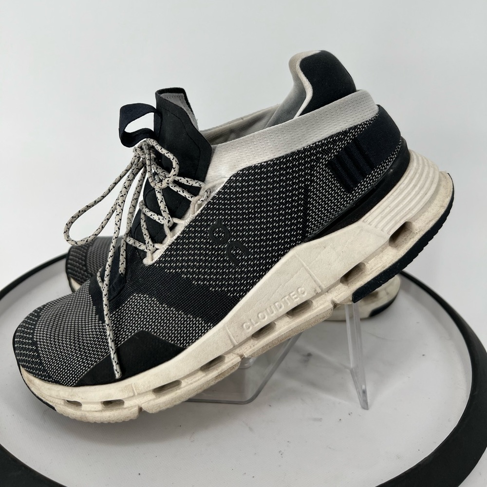 On Cloud Cloudtec knit sneakers in a gray/white colorway‎